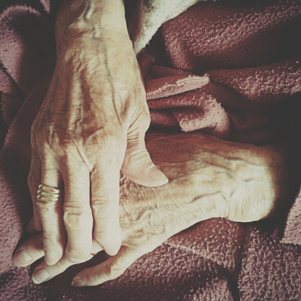 Mans d'una persona gran
