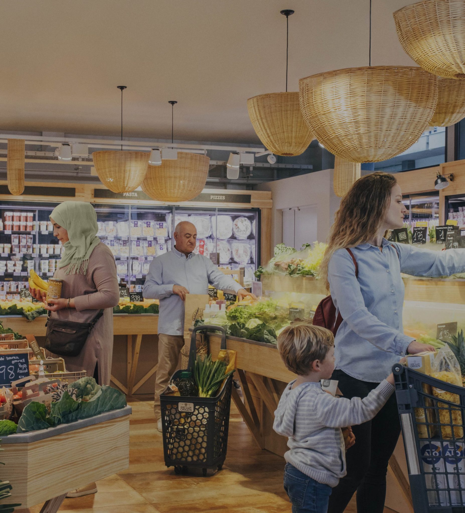 persones comprant en un supermercat