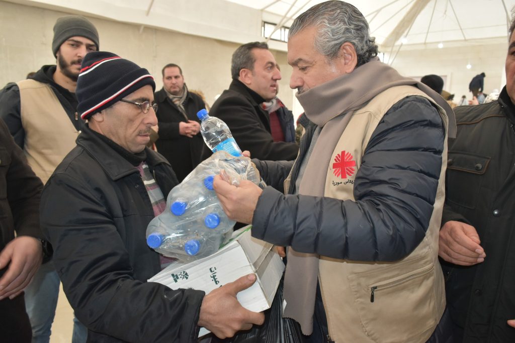 Voluntaris de Càritas repartint aigua