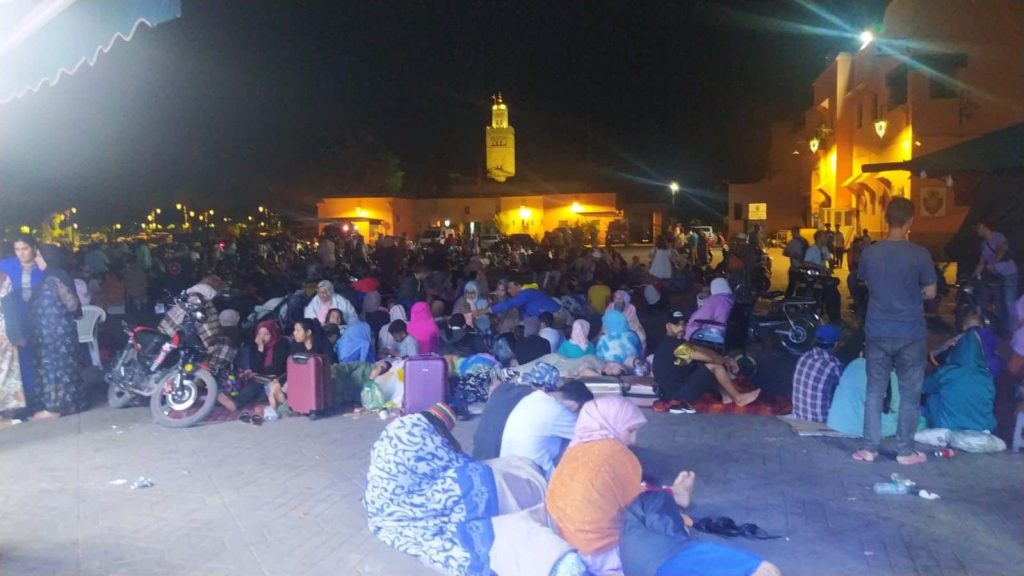 personas pasando la noche en la calle en Marrakech