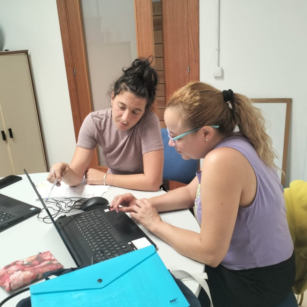 La carolina amb la educadora de Càritas