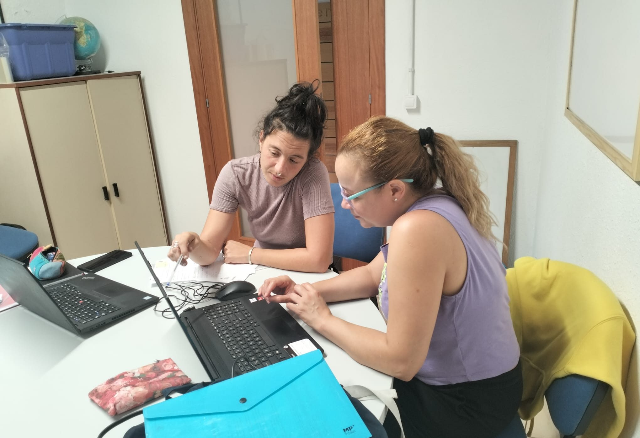 La carolina amb la educadora de Càritas