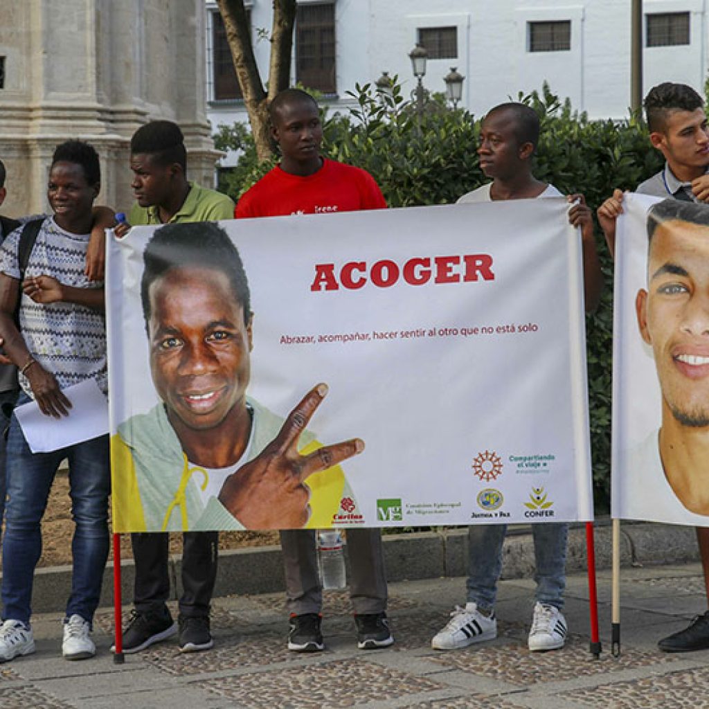 imatge de persones migrants demanant la regularització