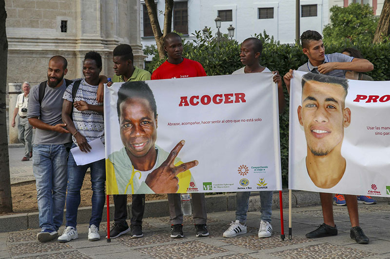 imatge de persones migrants demanant la regularització